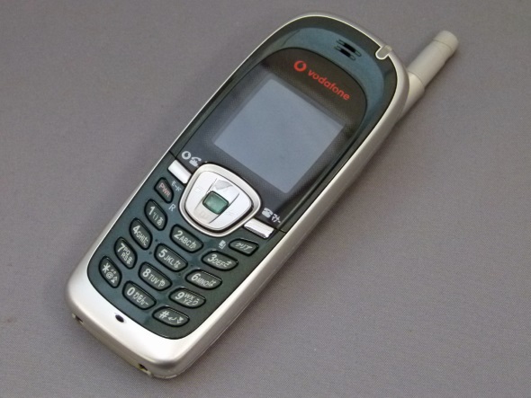 カラフルなパッケージが印象的なプリペイドケータイ「V101D」（懐かし