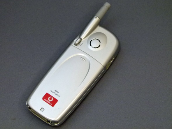 カラフルなパッケージが印象的なプリペイドケータイ「V101D」（懐かし