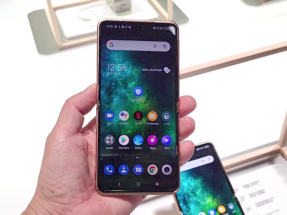 TCLの縦折り式スマホ「Flex V」を触ってきた Galaxy Z Flip3との違いは