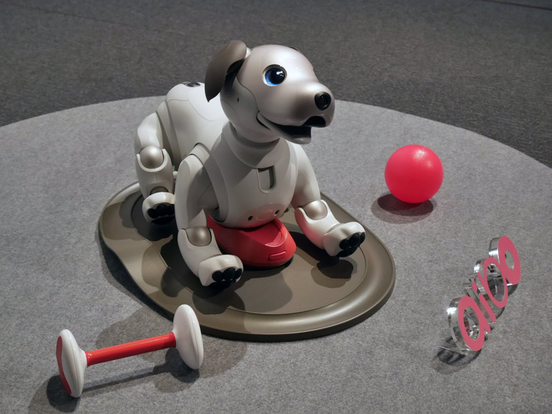 AIBO」から「aibo」へ 人とふれあい成長する“3つのAI”とは？ - ITmedia