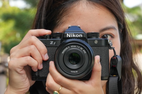 伝統的なボディに最新ミラーレス、「Nikon Z f」は撮って気持ちいい