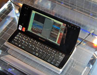 ウィルコム、モバイル端末の新しい形「D4」を発表 - ITmedia