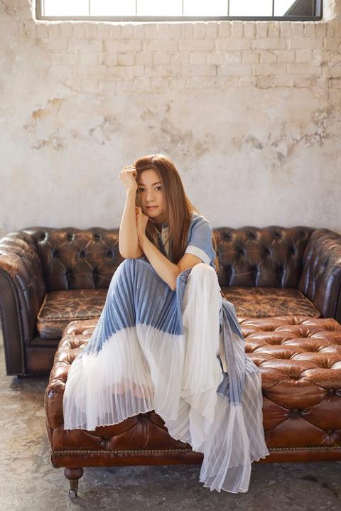 倉木麻衣、製作費3億5000万円のハロウィン・ライブ。魔女の衣装に1