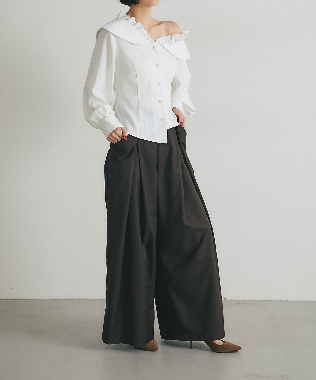 フラップ付きタックワイドパンツ