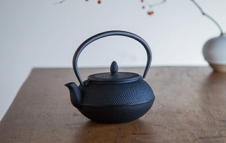 楽天市場】【送料無料】南部鉄器 急須 アラレ 0.6L 黒 カラーポット