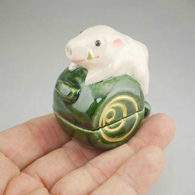 干支猪香合 いのしし小槌 桂楽 - 京焼清水焼 松韻堂