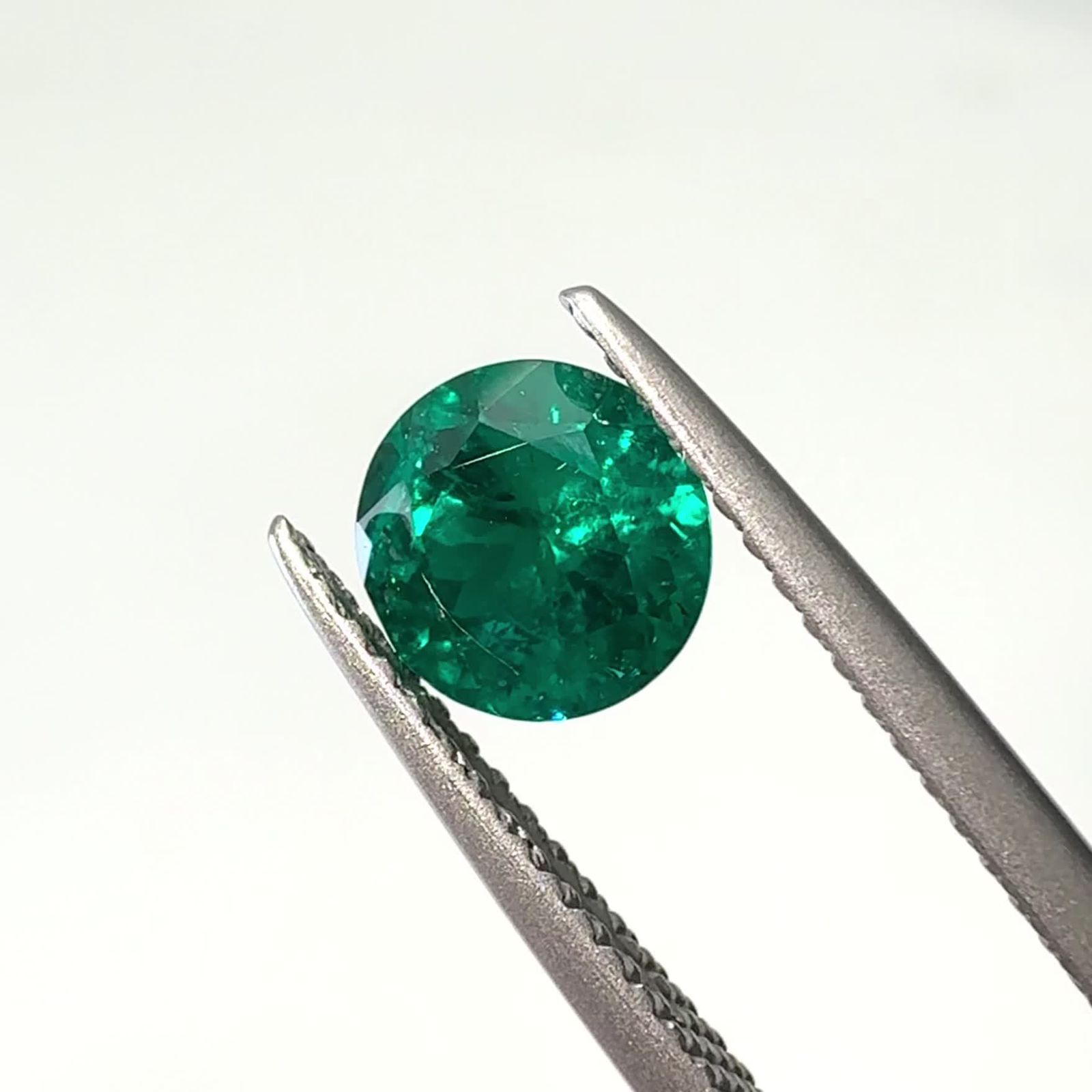 ダイオプテーズ | かつてエメラルドと信じられた希少宝石を解説 | TOP