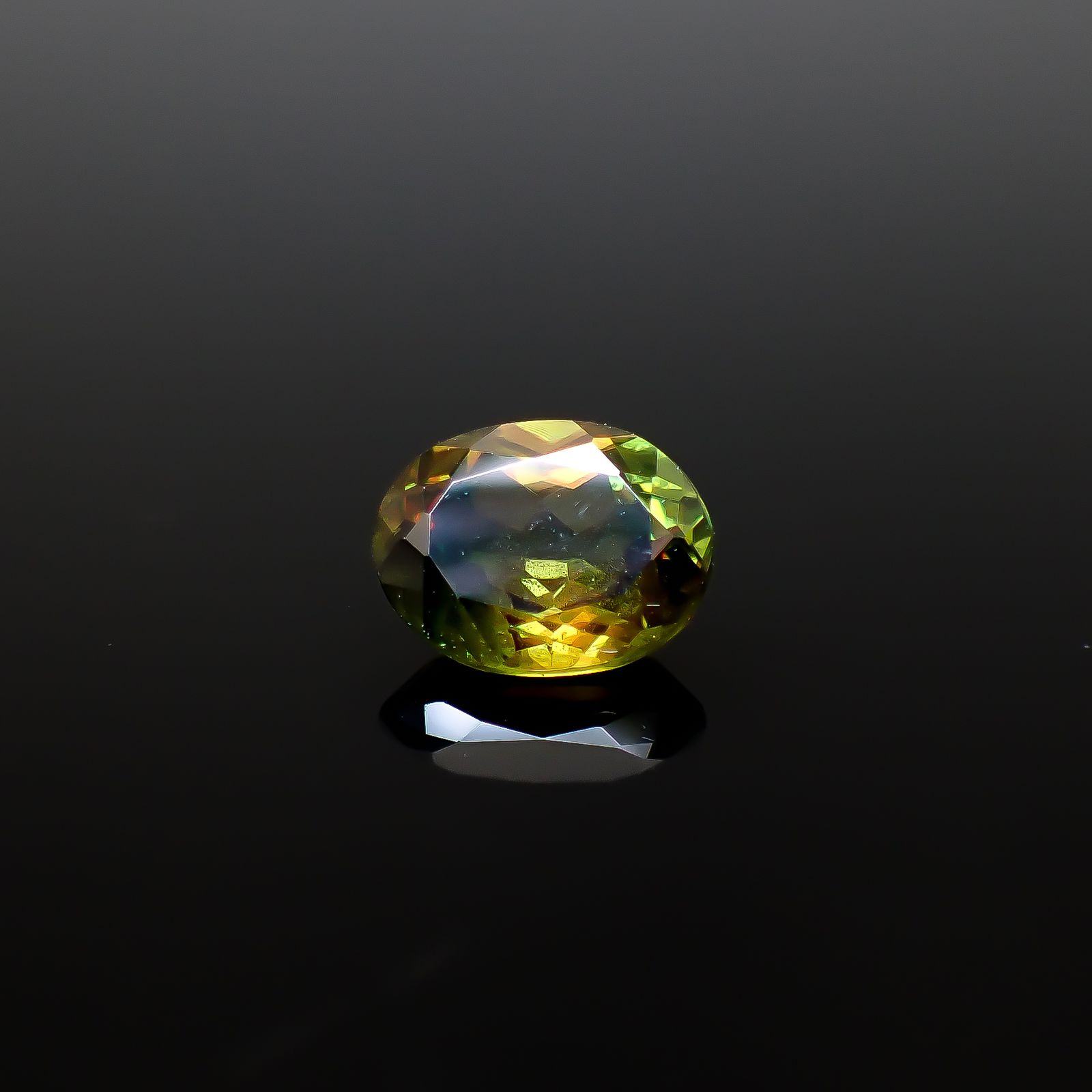 カラーチェンジスフェーン(宝石名バナジウム・スフェーン(カラー