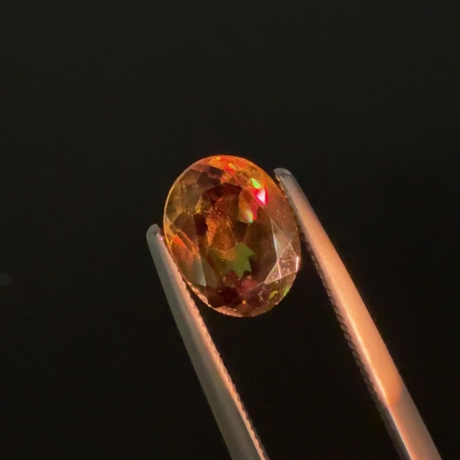 カラーチェンジスフェーン(宝石名バナジウム・スフェーン(カラー