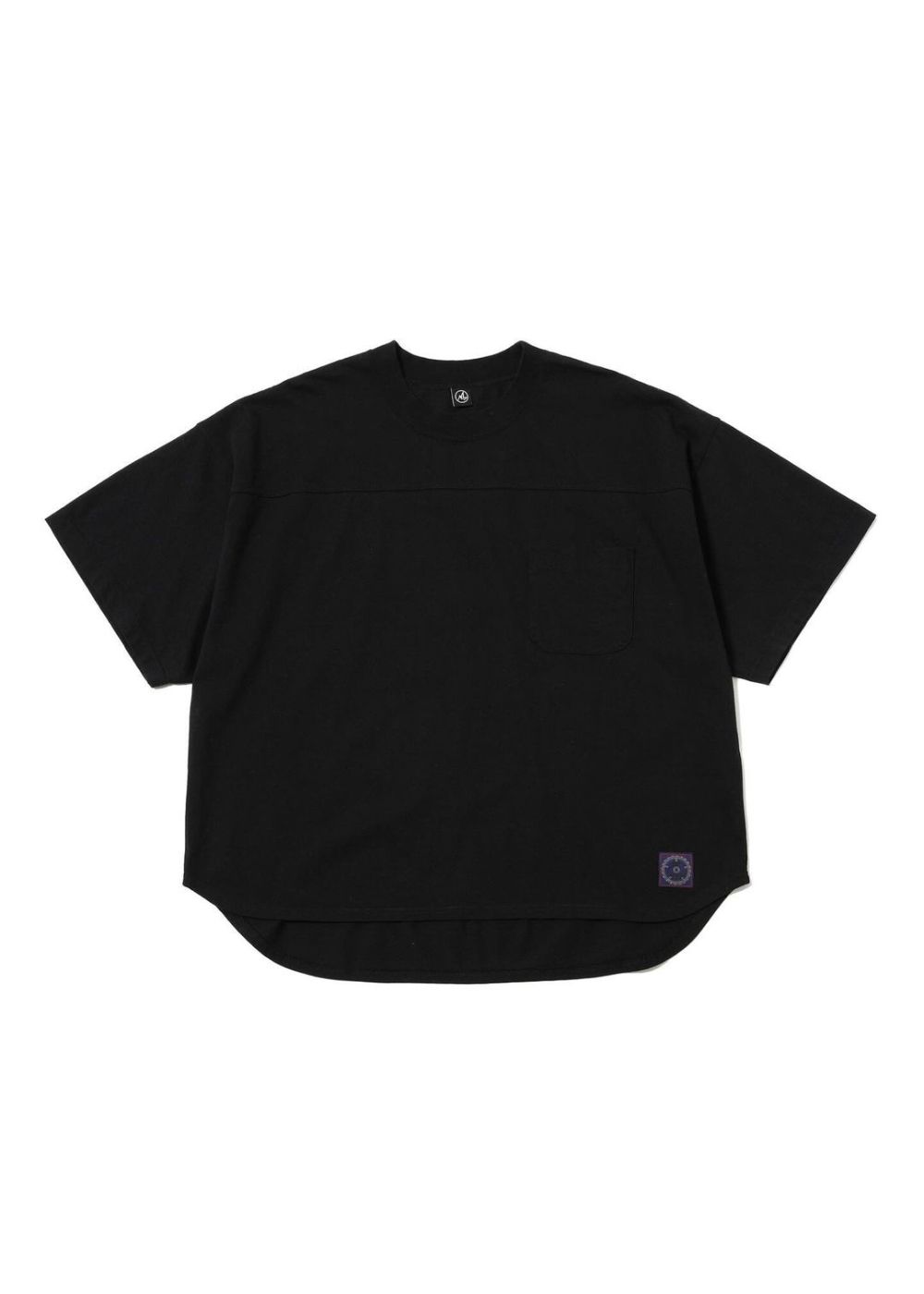 形、デザイン豊富に展開中！大人カッコいい「黒Tシャツ」 | LOOPHOLE