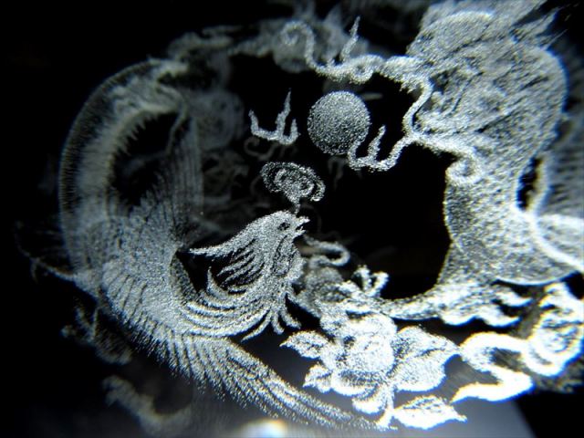 鳳凰と神龍 クリスタルガラス製 丸玉 専用台座付き 直径約80mm