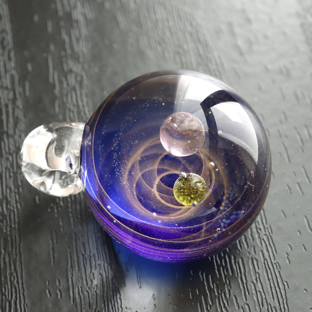 ガラスの中に宇宙を閉じ込めた 耐熱ガラス アート ペンダント 惑星