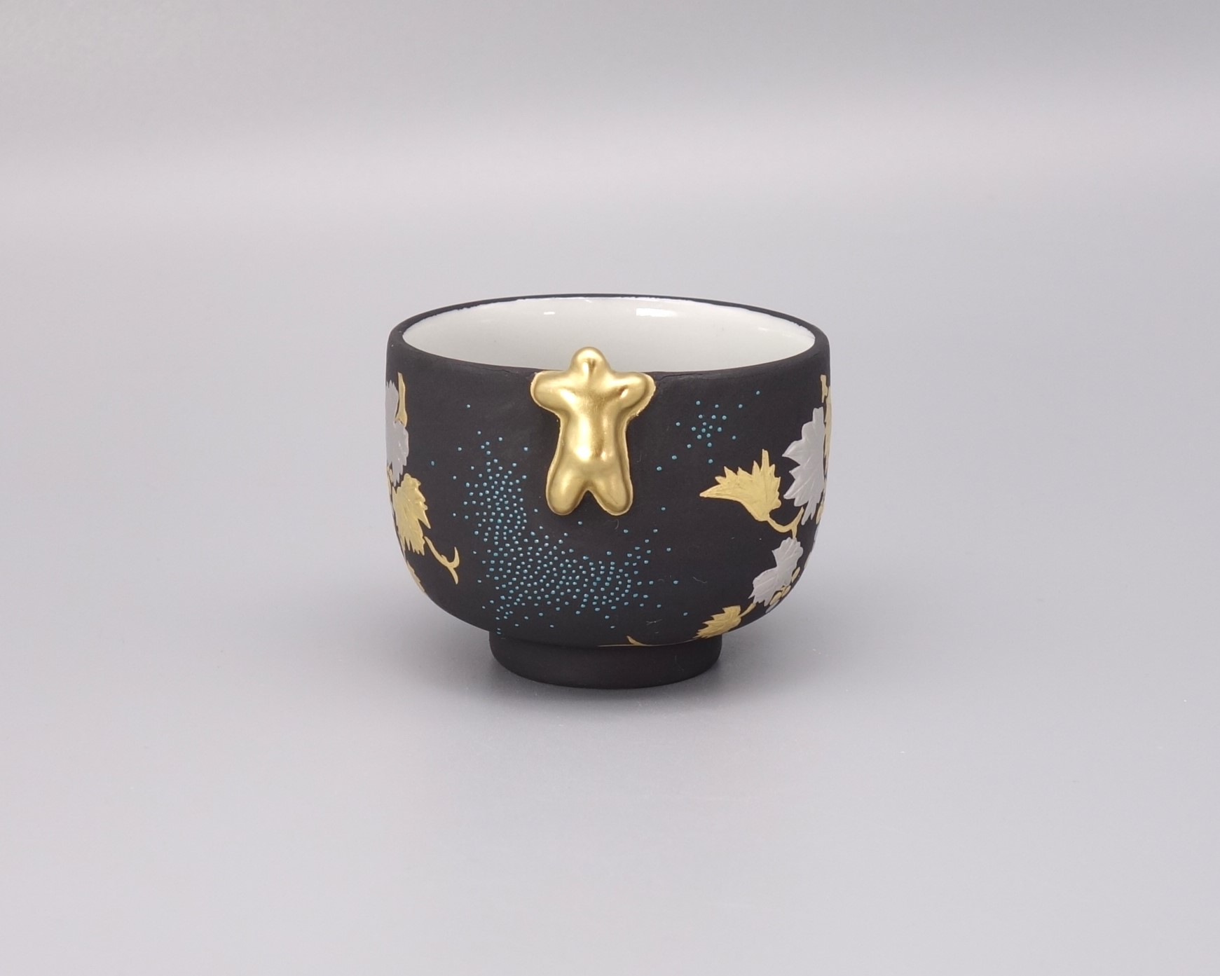 ぐい呑（内金彩うさぎ） 白金盛渦打青粒葡萄図（一閑人） [ 三代 仲田