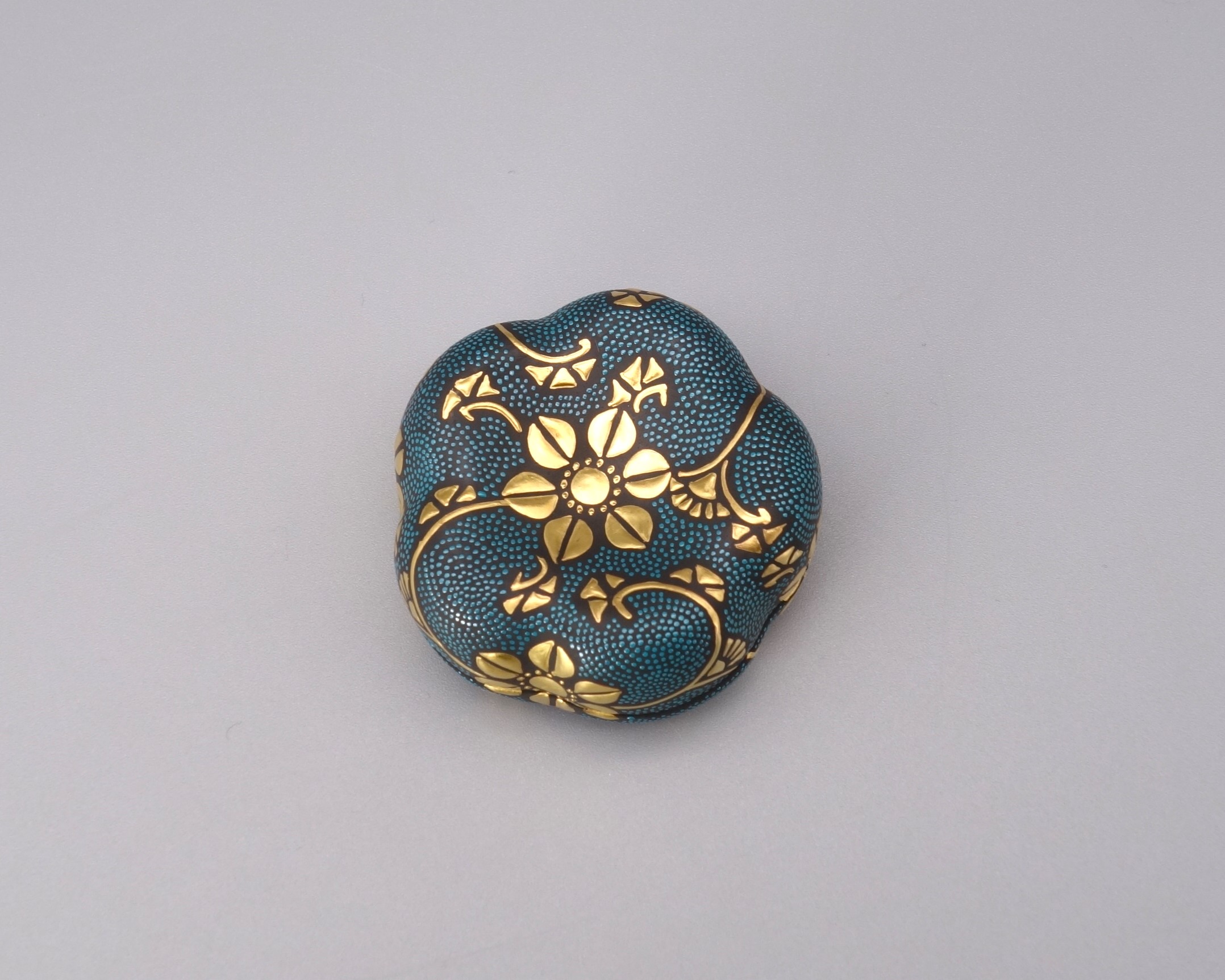 梅型香合 渦打青粒（中細字） [ 仲田錦玉 ]