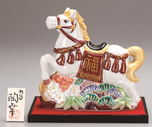 九谷焼縁起干支 7号松竹梅午 青九谷金彩（飾台・敷物・立札付） [ 陶香窯 ]