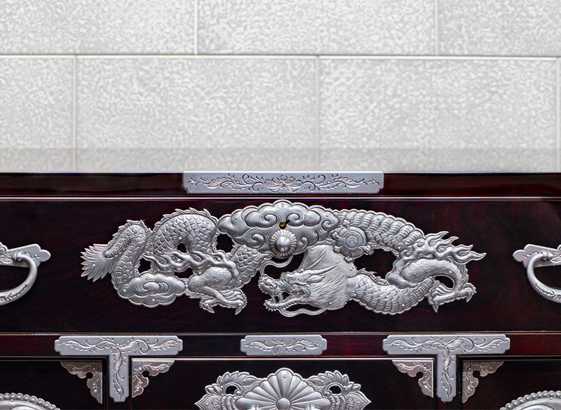 仙台箪笥 四.五尺部屋箪笥 KD-3008D 木地呂漆塗り 彫金手打金具（竜