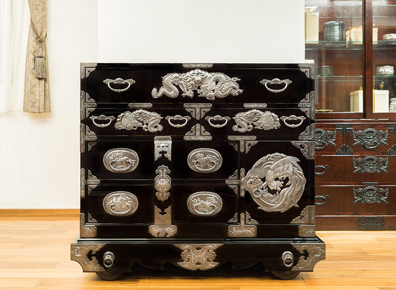 仙台箪笥」、訪日客も魅了 華麗かつ重厚な伝統の技 現代風の