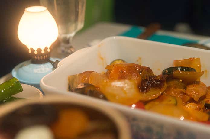 オイルランプで雰囲気アップ！キャンプディナーをロマンチックに