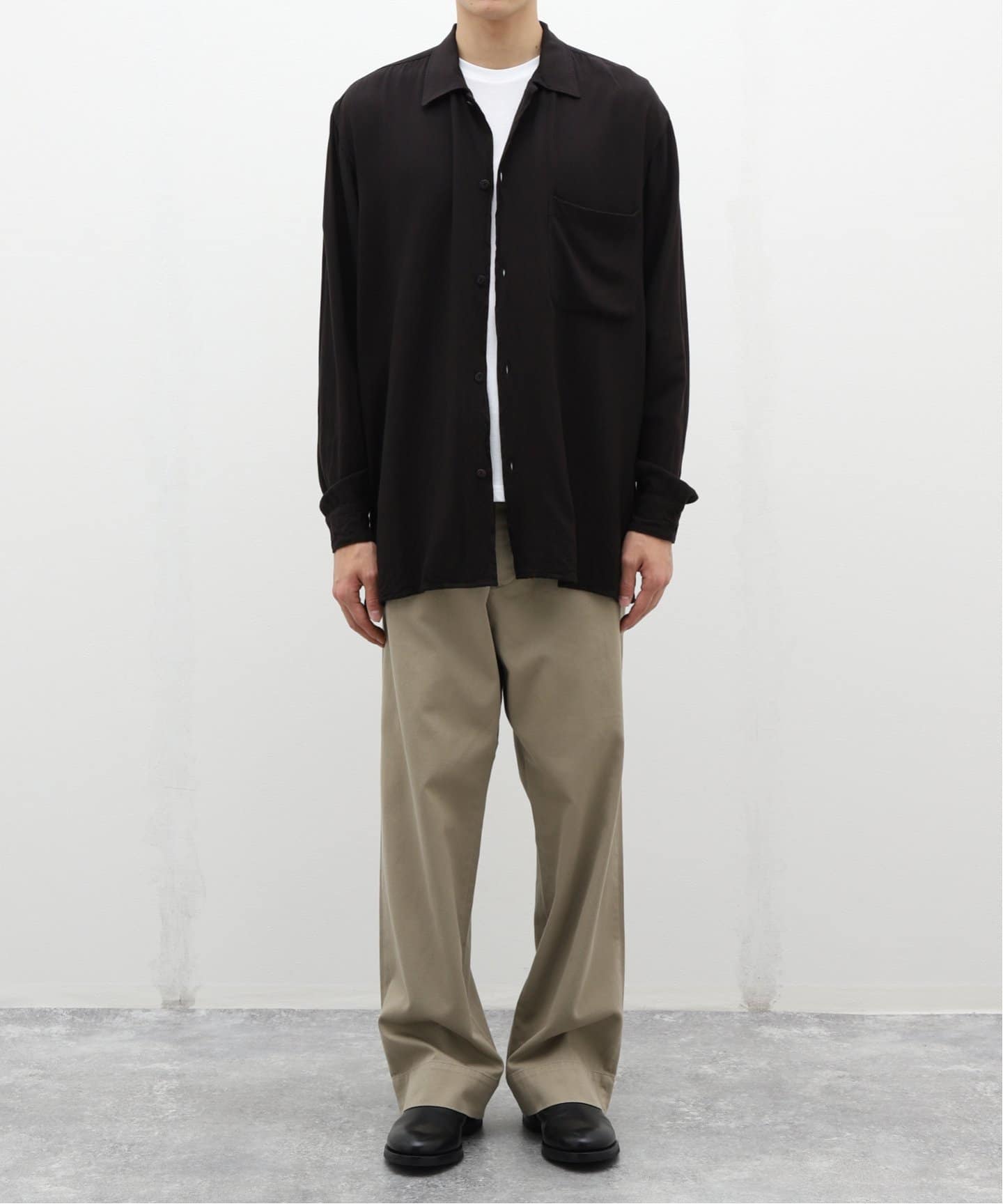 COMOLI(コモリ) KHAKI チノパンツ