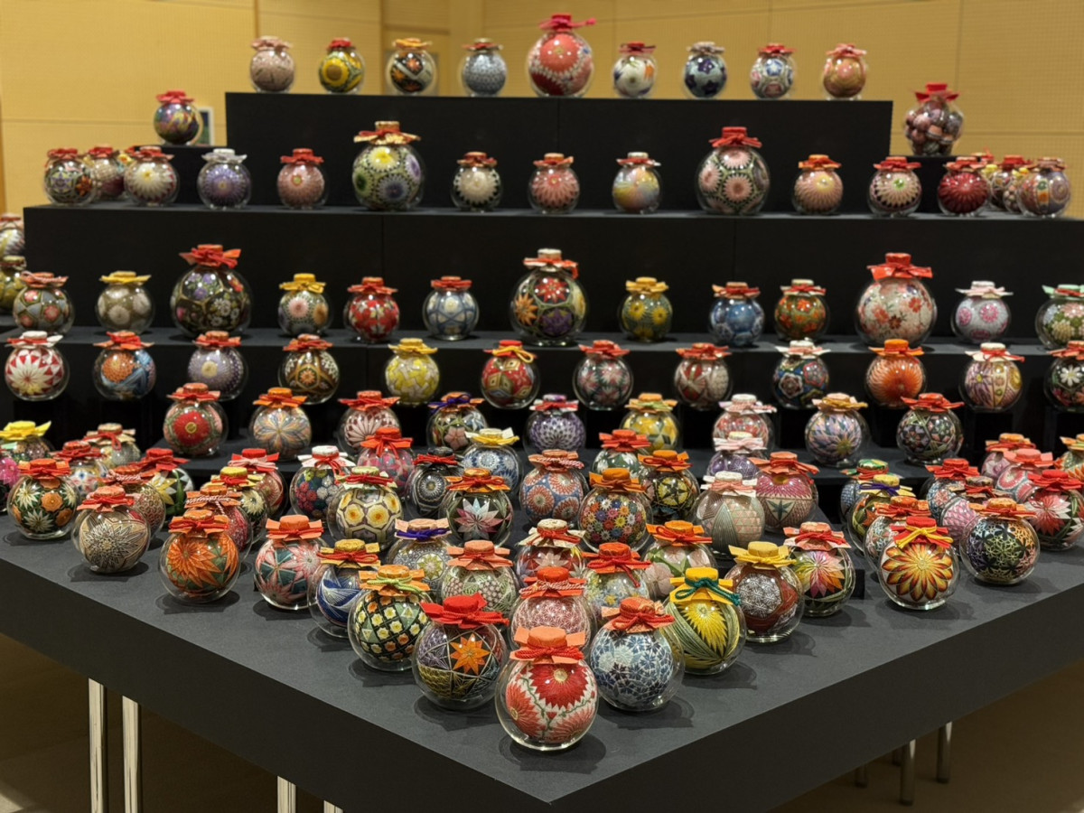 びん細工手まり＝「びんてまり展」 - 彦根経済新聞