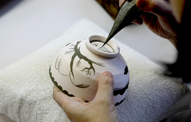 好日茶碗 染錦山水遊鳥｜食卓の道具｜中川政七商店 公式サイト