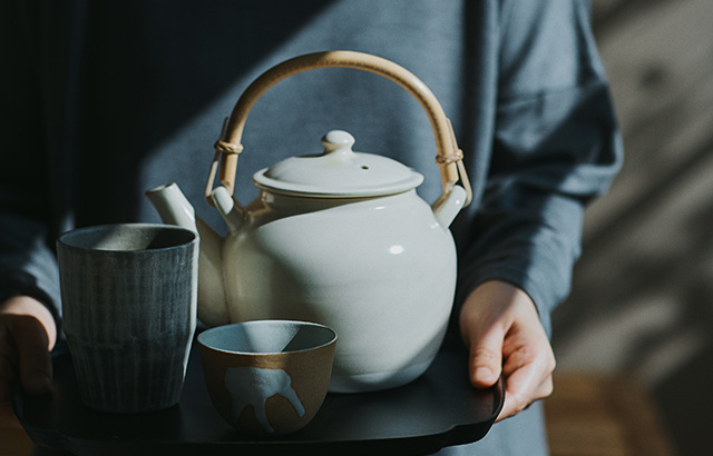 萬古焼の直火土瓶 籐 白釉｜食卓の道具｜中川政七商店 公式サイト