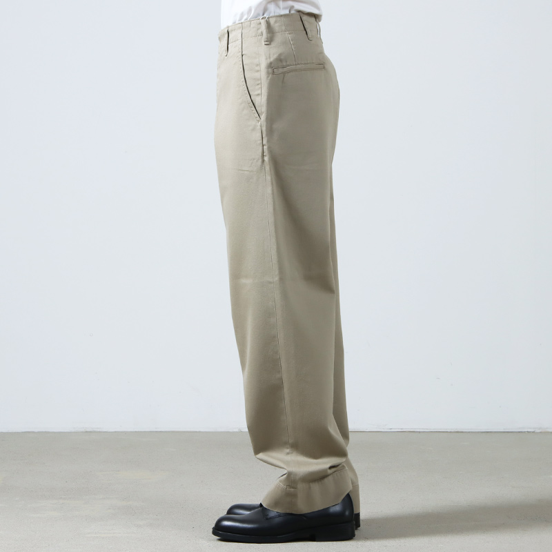 COMOLI(コモリ) KHAKI チノパンツ