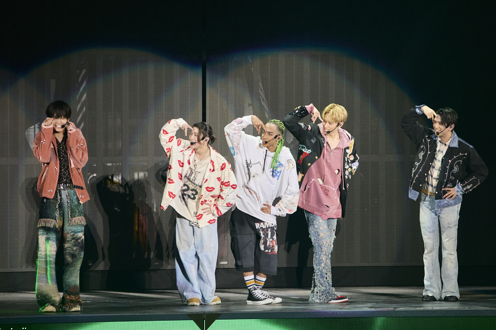 Aぇ!group/Debut Tour～世界で1番AぇLIVE～〈 Amazon.co.jp: Aぇ