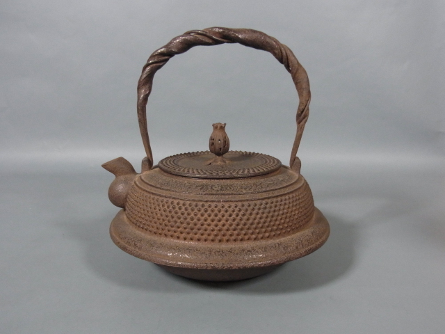 南部鉄瓶 中村徳次郎 造 立徳 虫食平打提手 桜尽紋様 鉄瓶