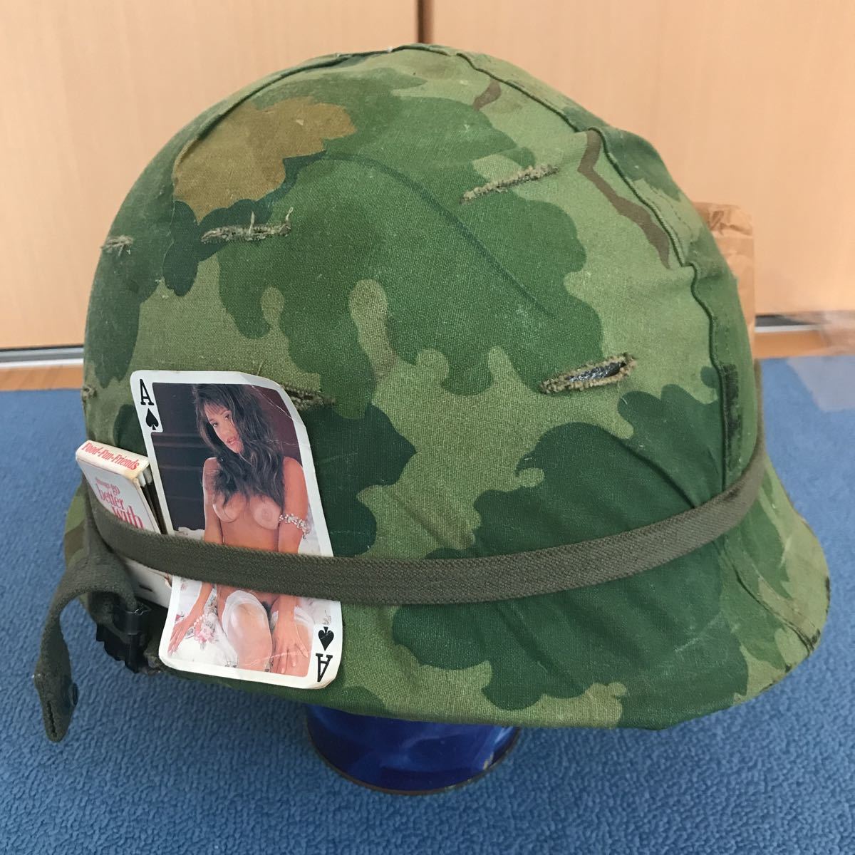 米軍ベトナム戦争ヘルメット、ミッチェルカモにスペードのイラスト