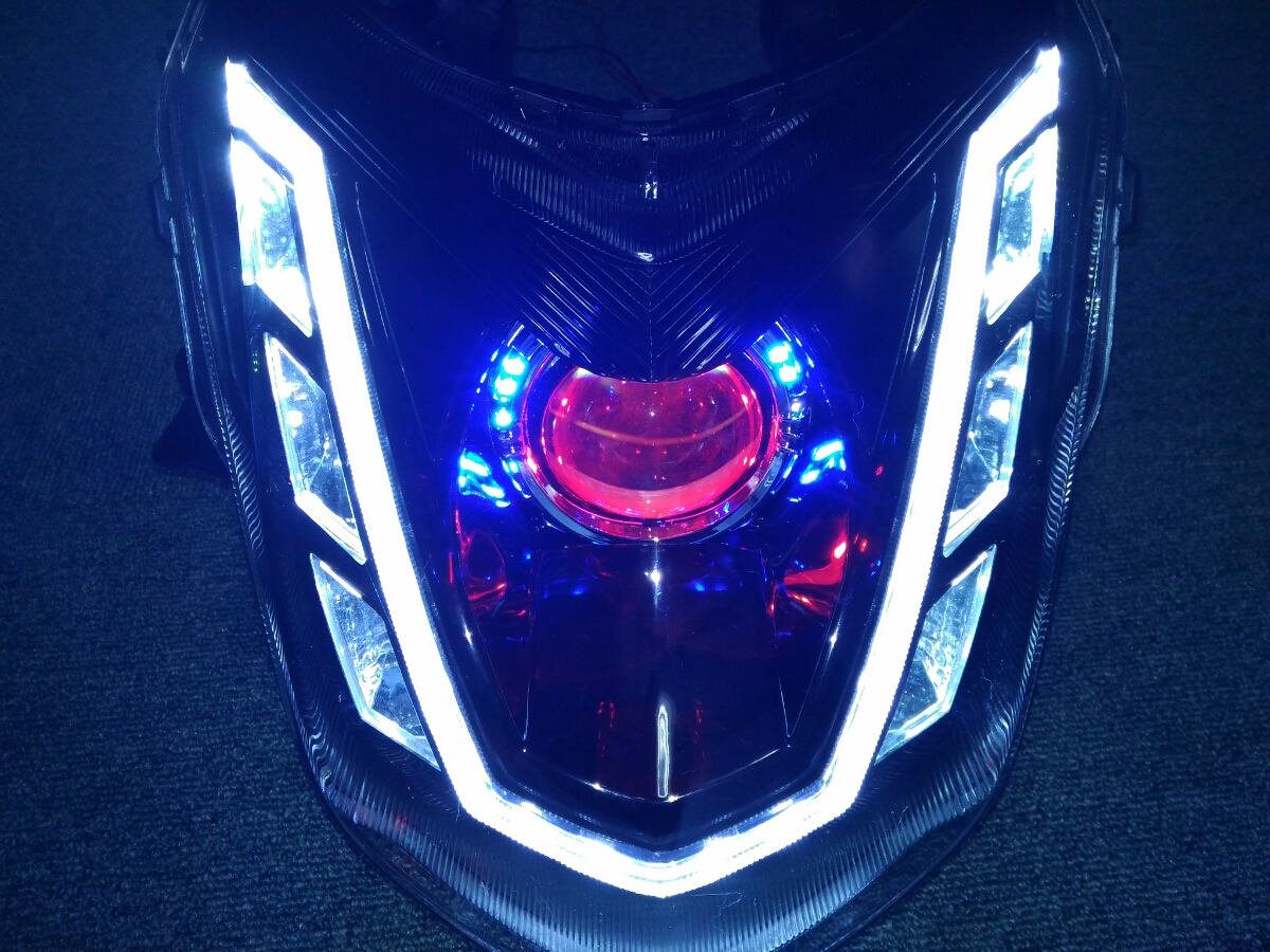 シグナスX 4型 デビルアイ プロジェクターヘッドライト レインボー 1点