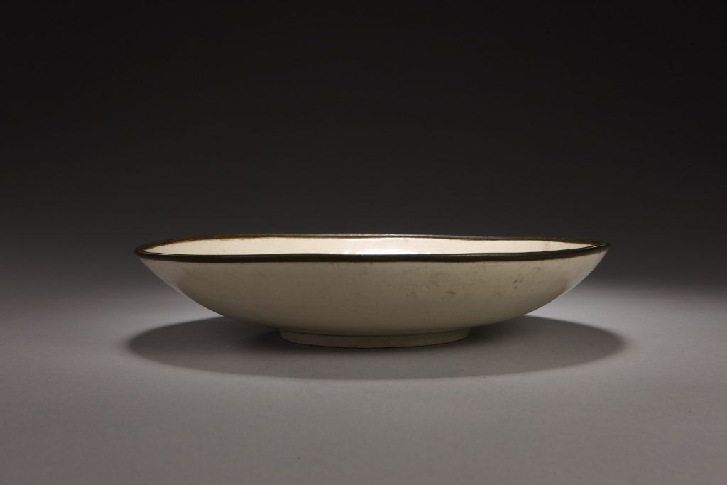 定窑白釉印花荷莲双鱼纹盘- 故宫博物院