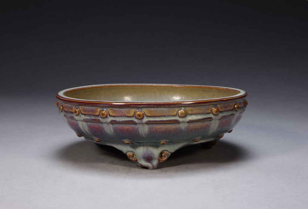 仿钧玫瑰紫釉鼓钉三足花盆托- 故宫博物院