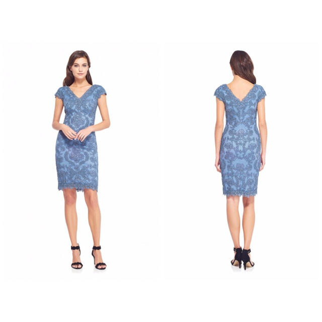 タダシ・ショージのクリームとネイビーブルーのレース花柄カクテル