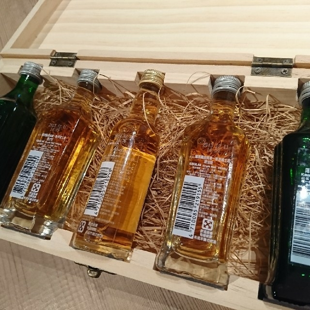 台湾ウィスキー KAVALAN ミニボトル5本セット 木製ケース付の通販 by