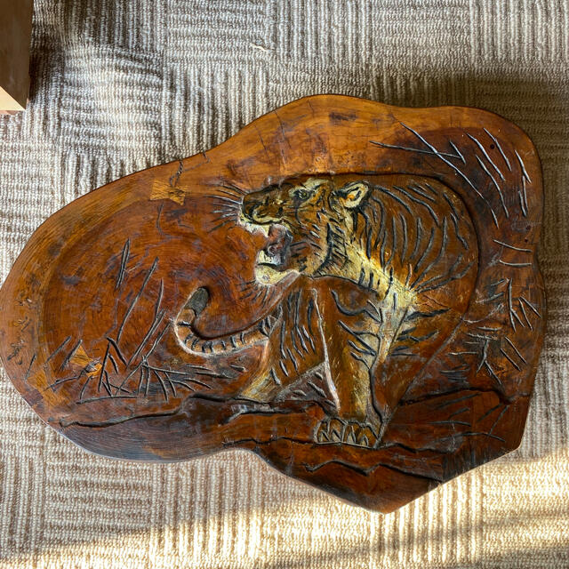 木彫りの虎
