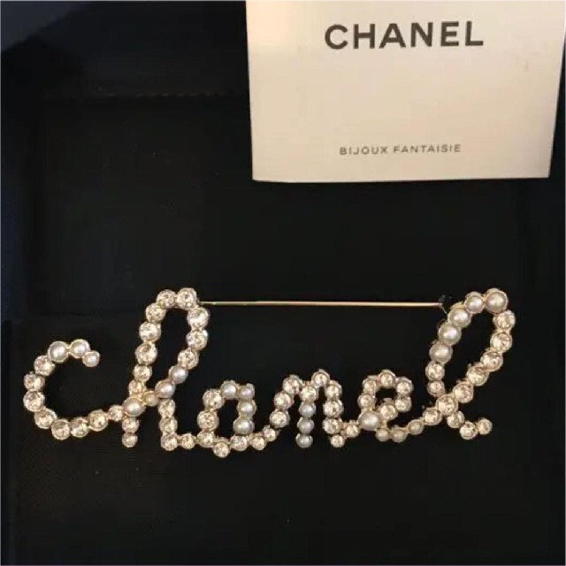 CHANEL パールストーン ロゴブローチ 即日発送可CHANEL パールストーン