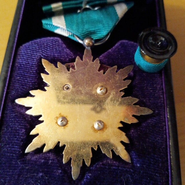 極美品 完品】功四級金鵄勲章 略綬付き 共箱入り 純銀製