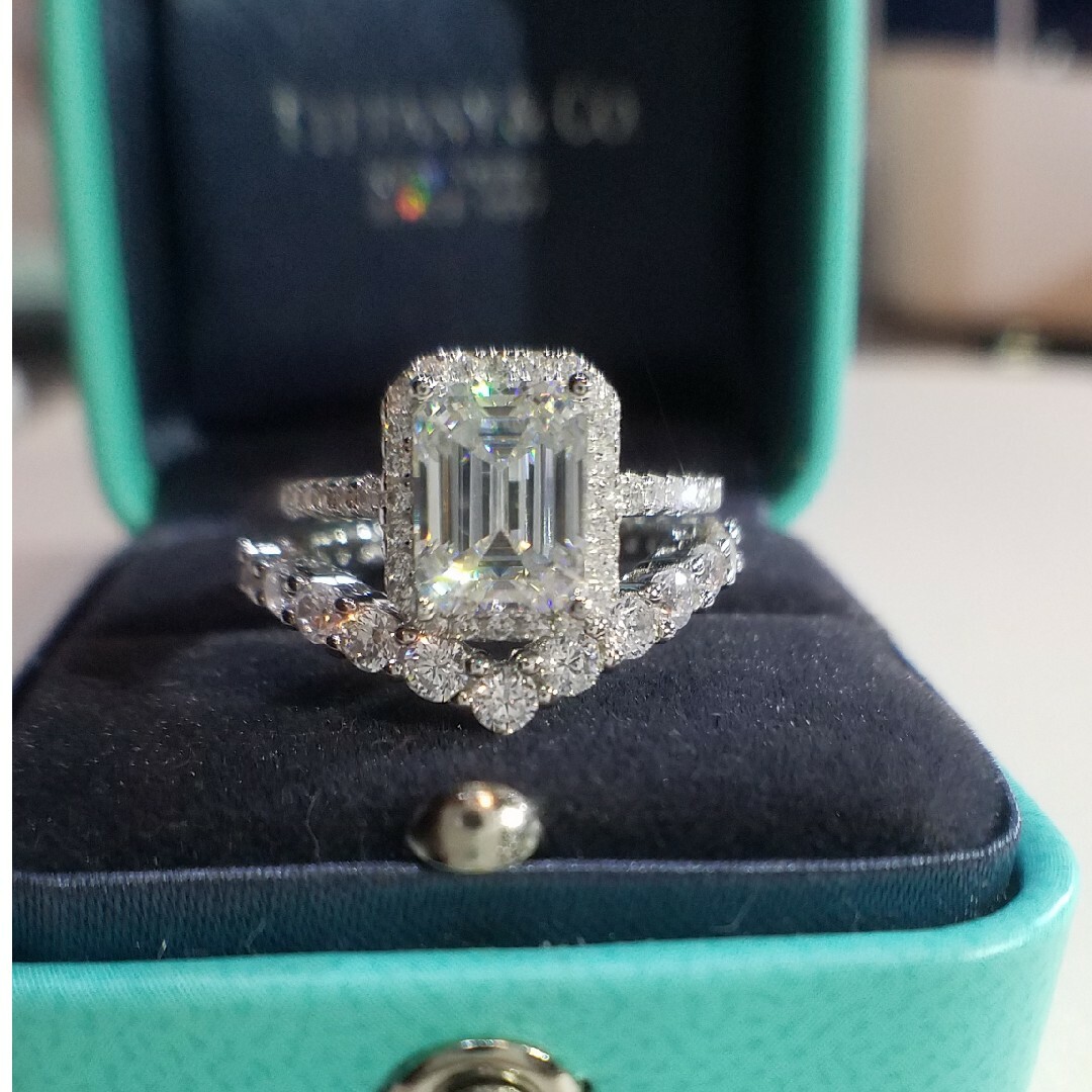 最高級モアサナイト 2カラットエメラルドカットリング