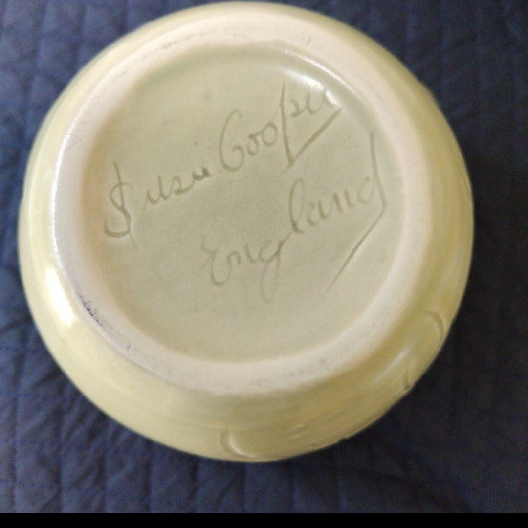 超レアー、美品、スージークーパー初期の作品、彫り物の美しい花瓶(水差し)