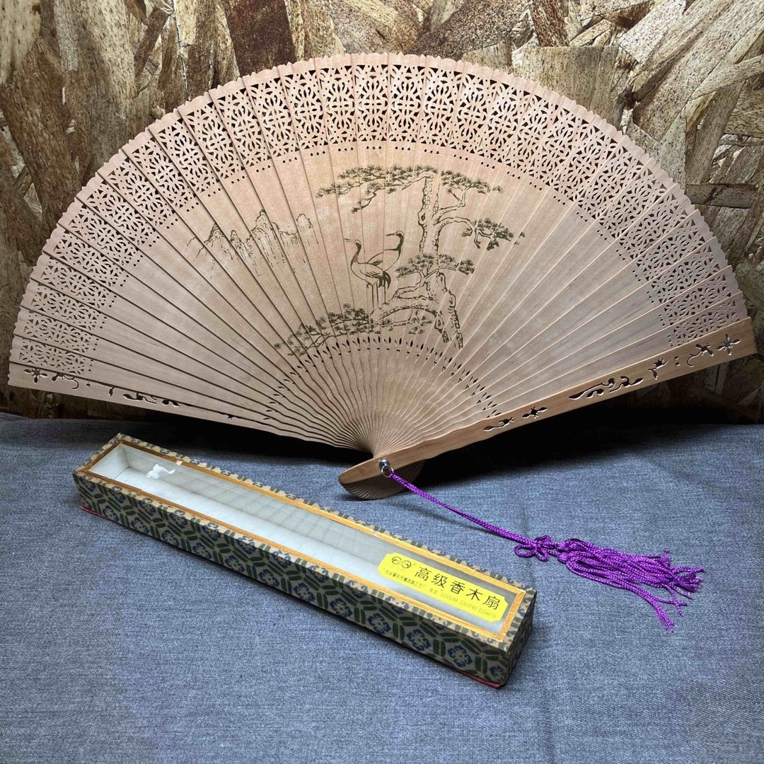 白檀 扇子 透かし彫り 木製扇子 香木 中国 檀香扇 箱あり 扇子 透かし彫り