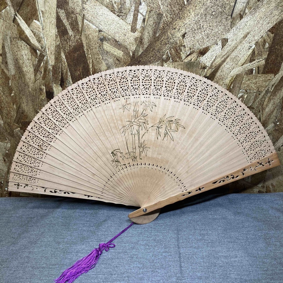 白檀 扇子 透かし彫り 木製扇子 香木 中国 檀香扇 箱あり 扇子 透かし彫り