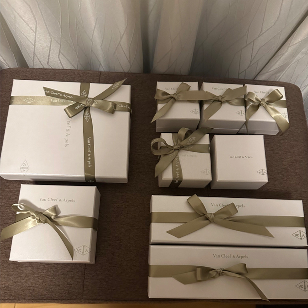 ヴァンクリ ギフトボックス メゾンのeブティックで出会う新たな