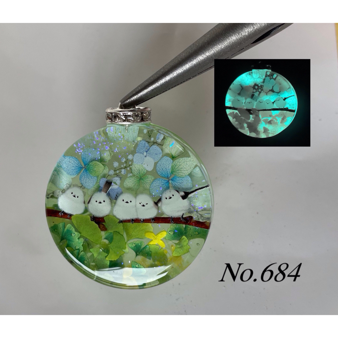 展示用/レジン/木漏れ日の紅葉と子猫達 蓄光 オルゴナイトネックレス