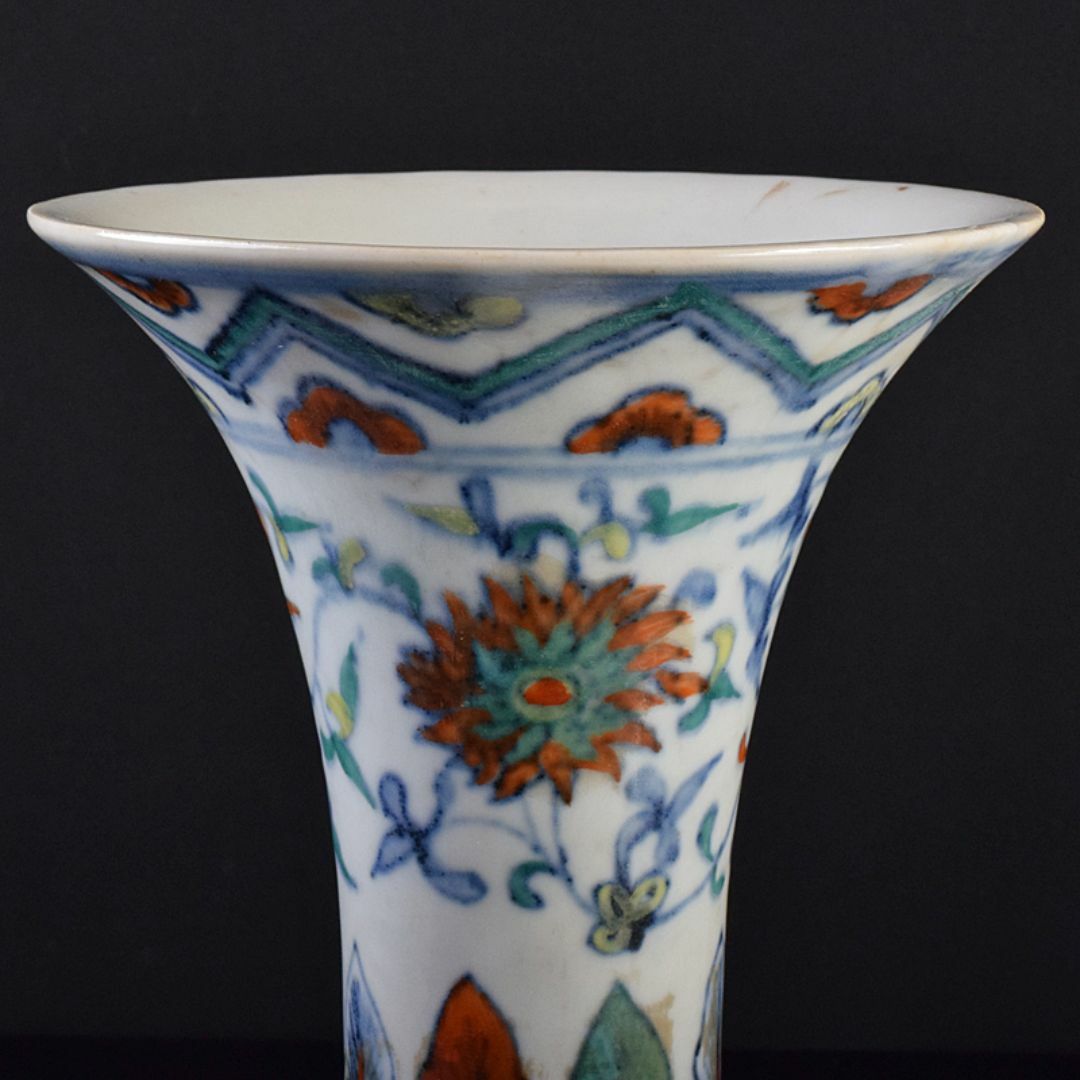 中国 大明萬暦年製 豆彩 花卉文 尊式瓶 V R7686