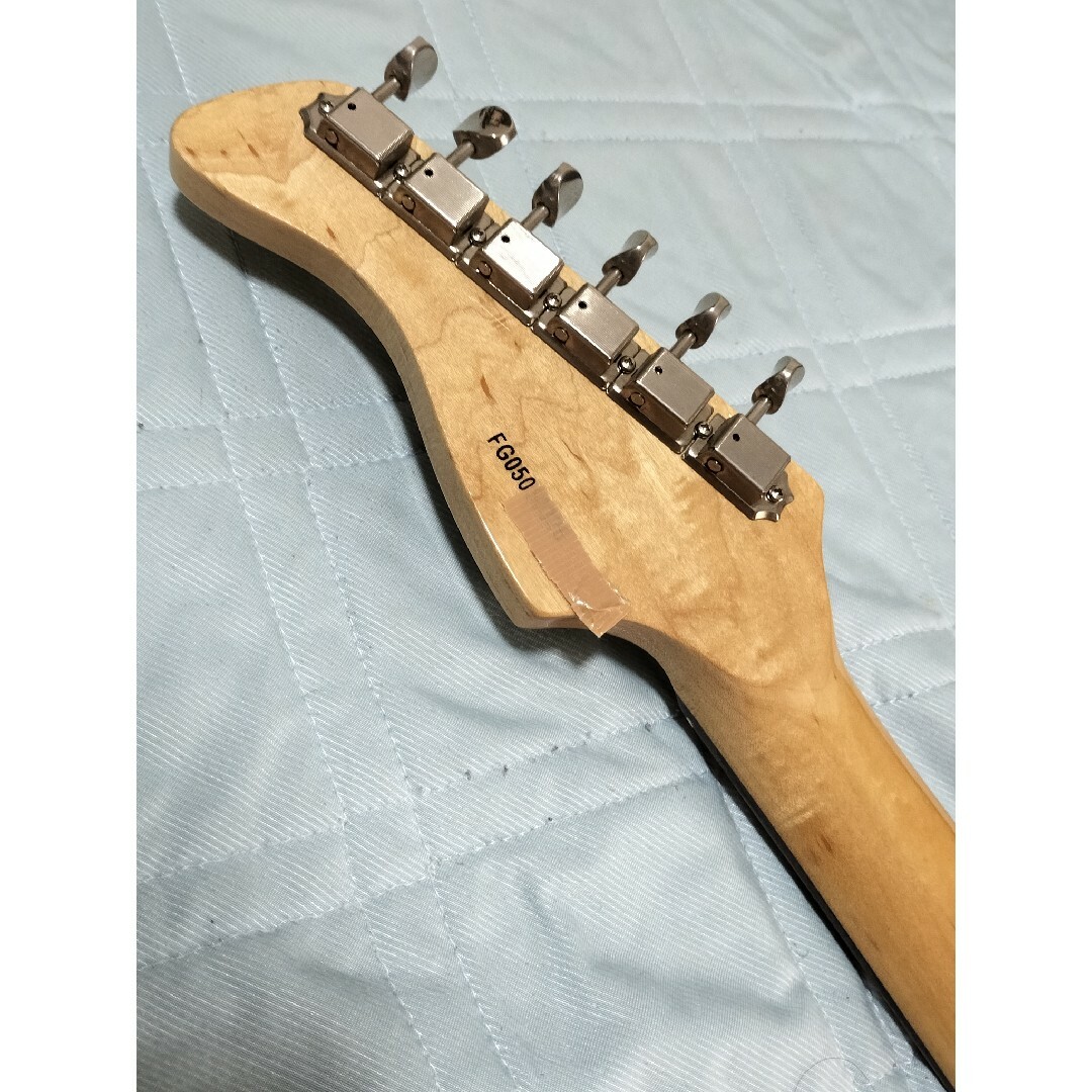 FERNANDESストラトキャスターエレキギター ホワイト ストラップ付き