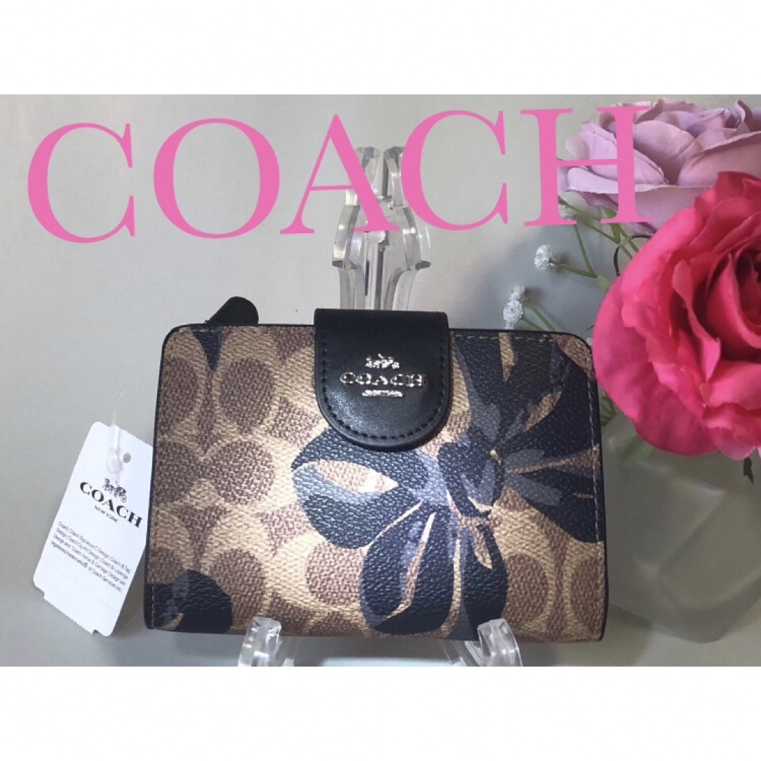 新品・未使用COACH リボン柄 二つ折り財布Cチャーム付き最新作品