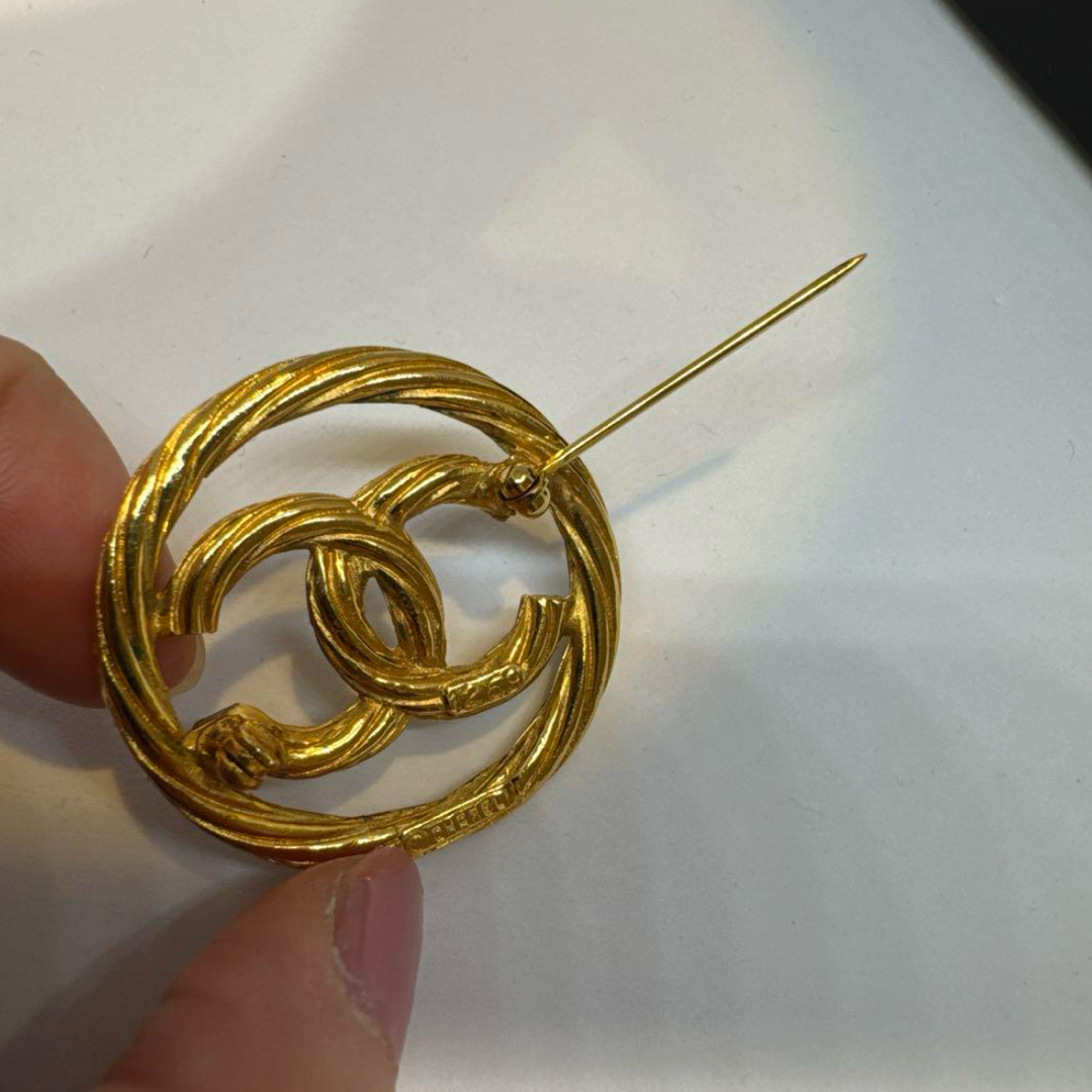 CHANEL - 【美品】CHANELゴールドツイスト ブローチ CC ココマーク