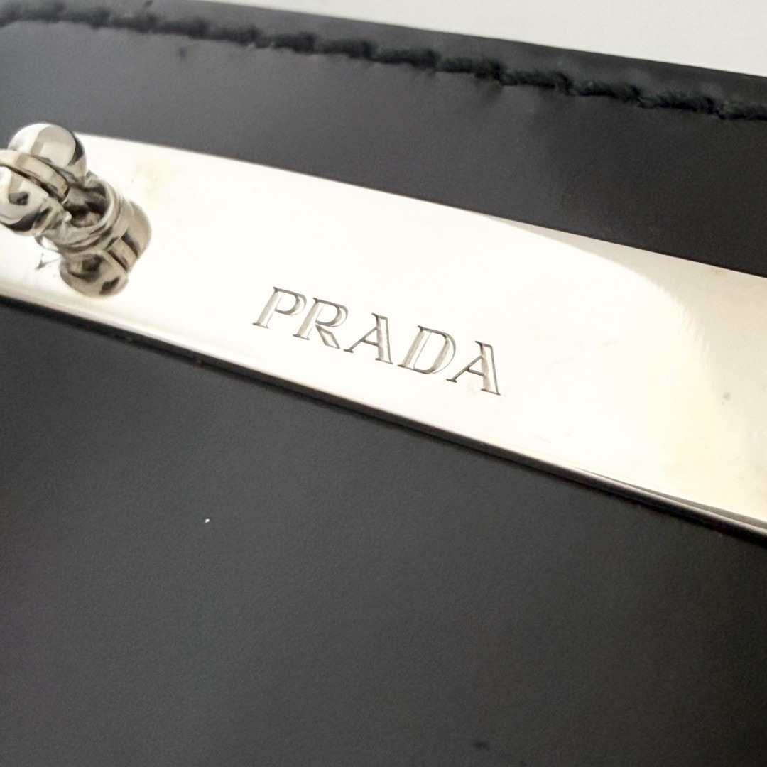 PRADA - プラダ メンズ トライアングル ロゴ ピン ブローチ バッジ