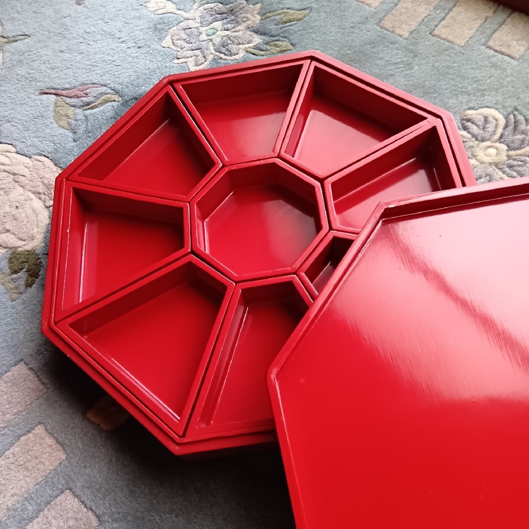 螺鈿細工☆ クジョルパン☆韓国漆器 ☆八角螺鈿四節板赤黒 ☆花